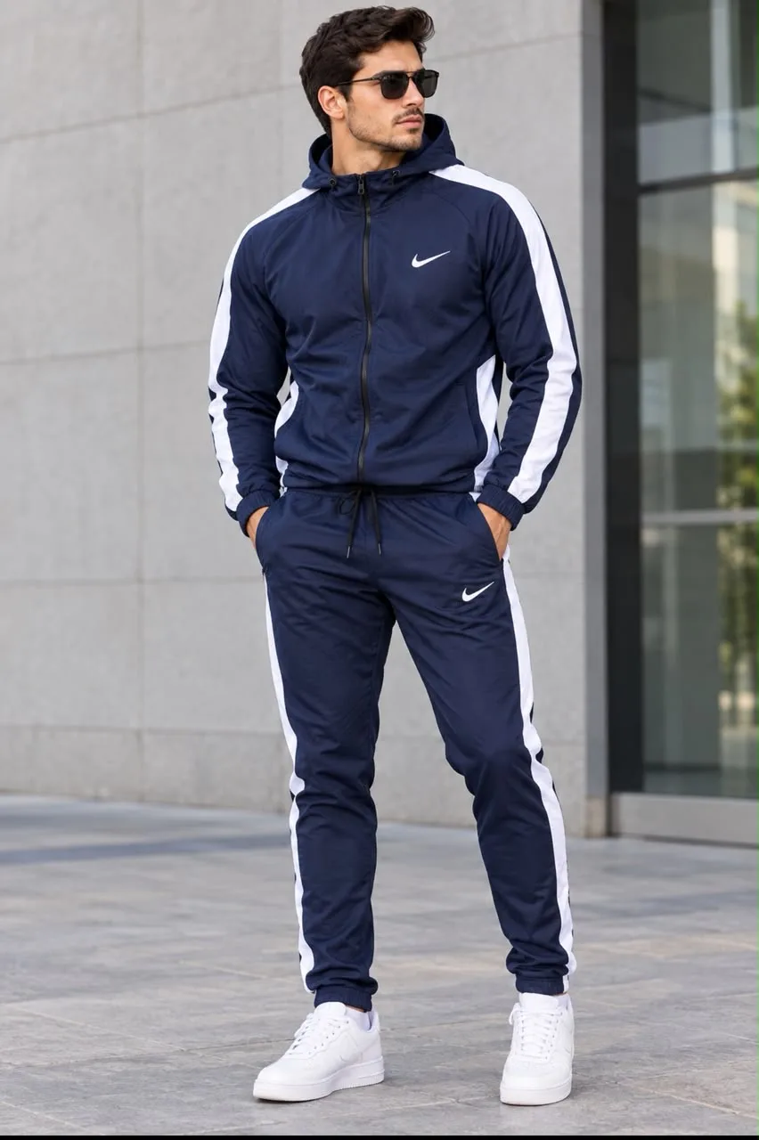 Conjunto esportivo azul-marinho com capuz