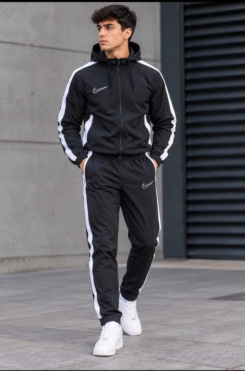 Conjunto preto com capuz