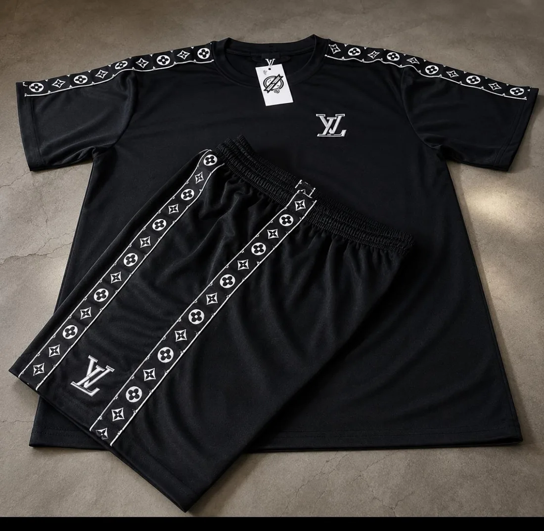 Conjunto preto com estampa monogramada